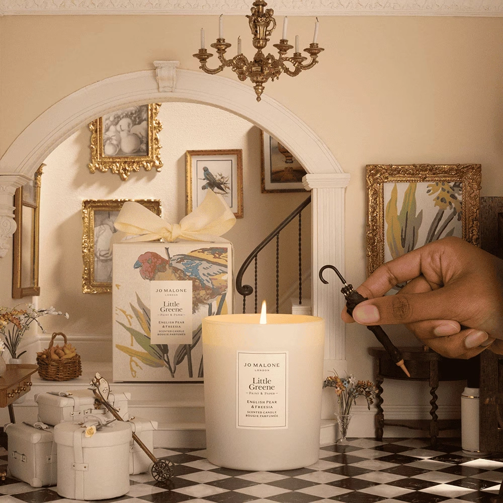 195-special-edition-english-pear-freesia-scented-candle-3.webp Special-Edition English Pear & Freesia Scented Candle